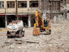 إزالة فعّالة للمباني القديمة باستخدام معدات حديثة - احجز اليوم!